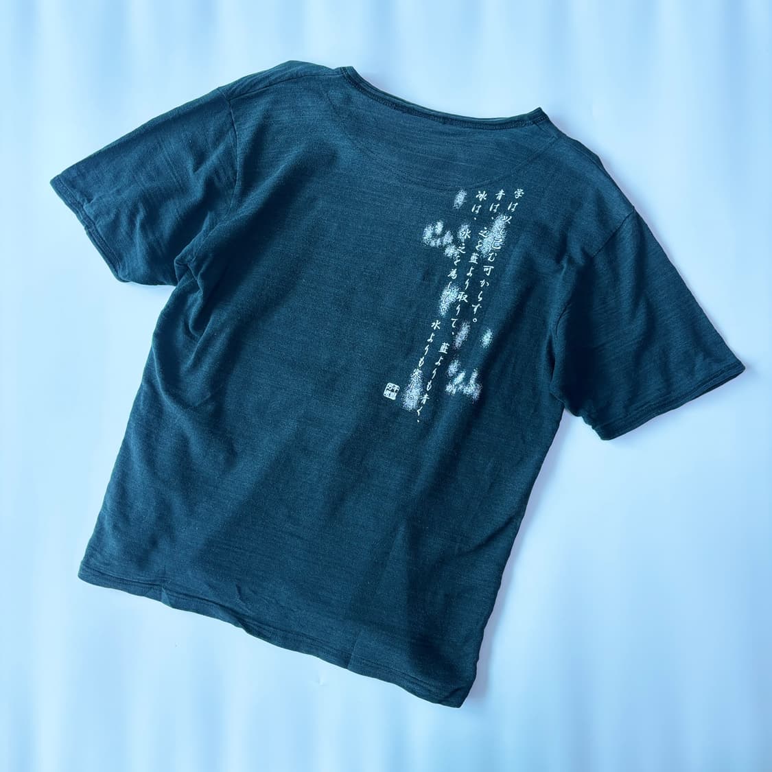 오리엔탈 캘리그라피 슬러브 키홀 넥 티셔츠 상품이미지3