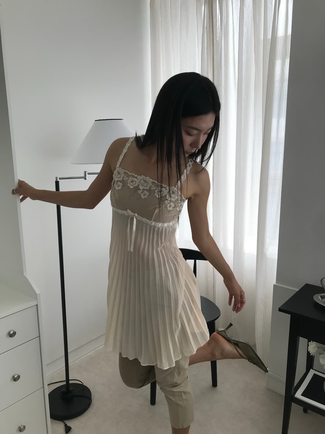 Beige Flower Lace Slip Dress 상품이미지1