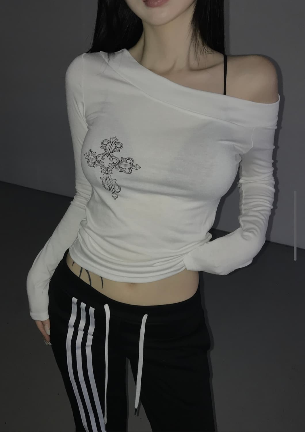 아예 새 것 디에어타운 크로스 언발 오프숄더티 원가 2.9 상품이미지3