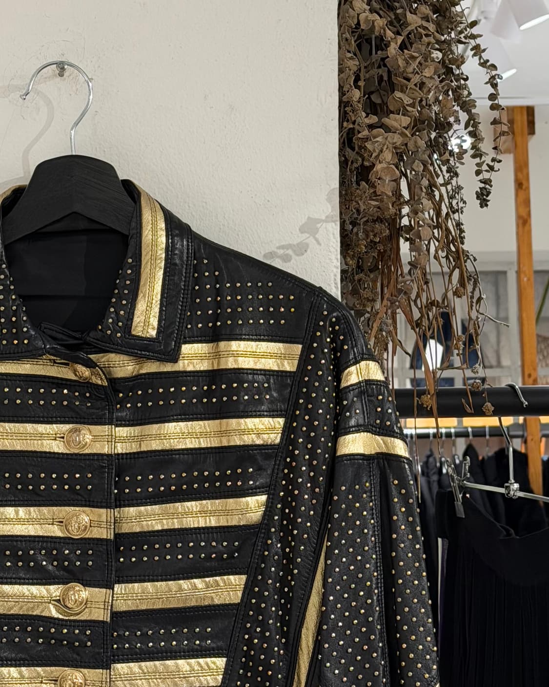 지아니 베르사체 블랙 SS92 스터드 장식 골드 메탈릭 크롭 자켓 상품이미지3