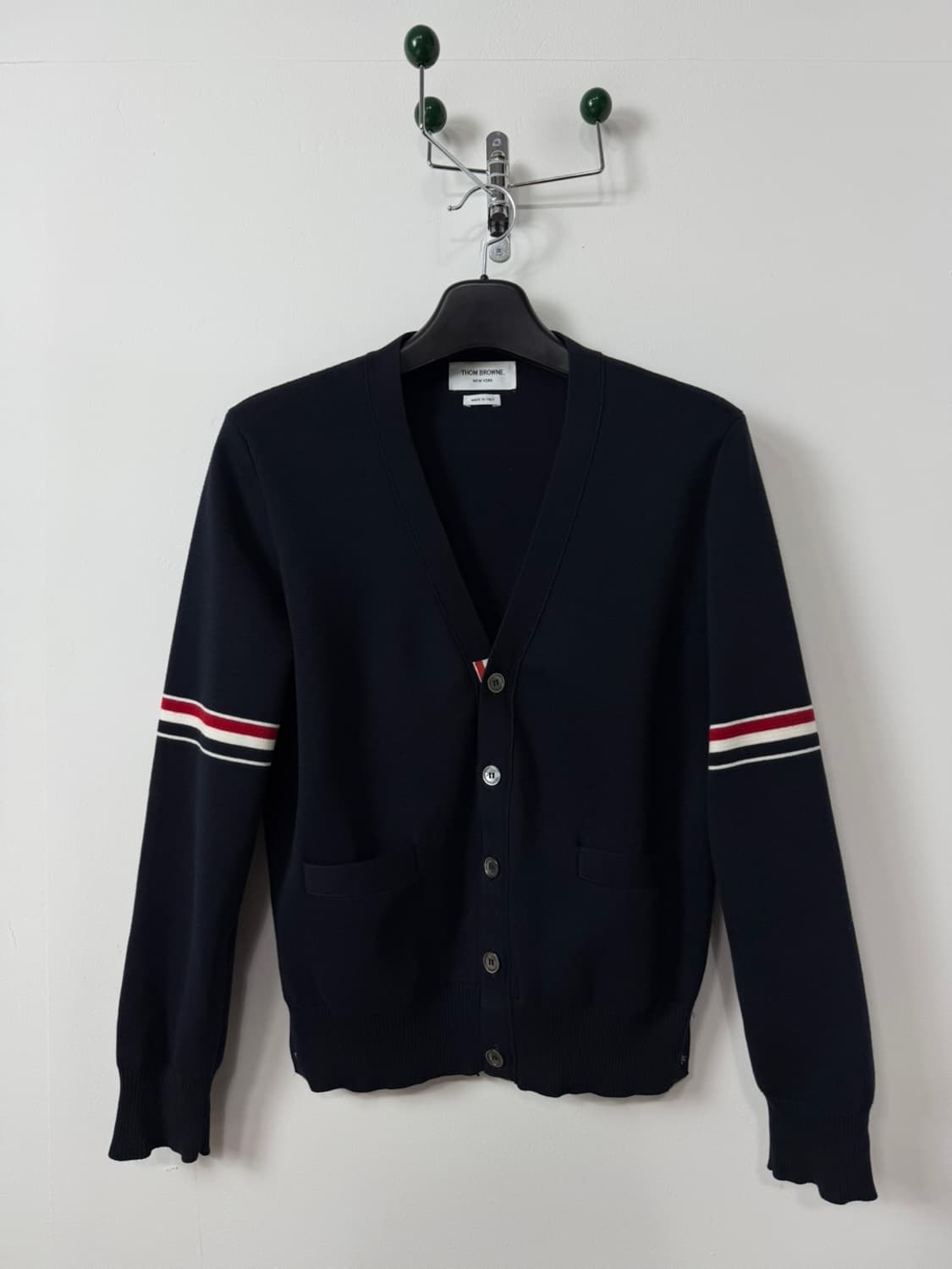 톰브라운 밀라노 스티치 스트라이프 암밴드 브이넥 가디건  상품이미지2