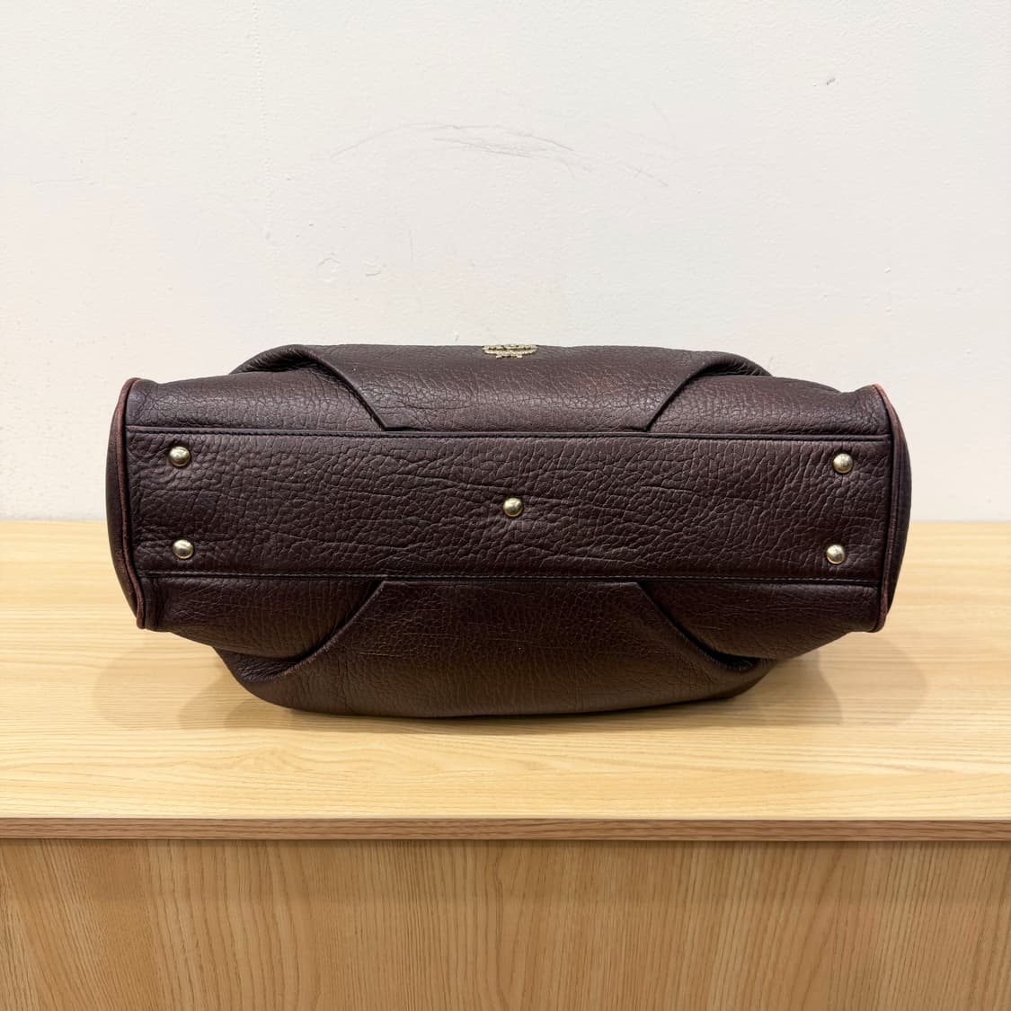 MCM 레더 토트백 골드 로고 더블 핸들 바닥 스터드 디테일 브라운 상품이미지4