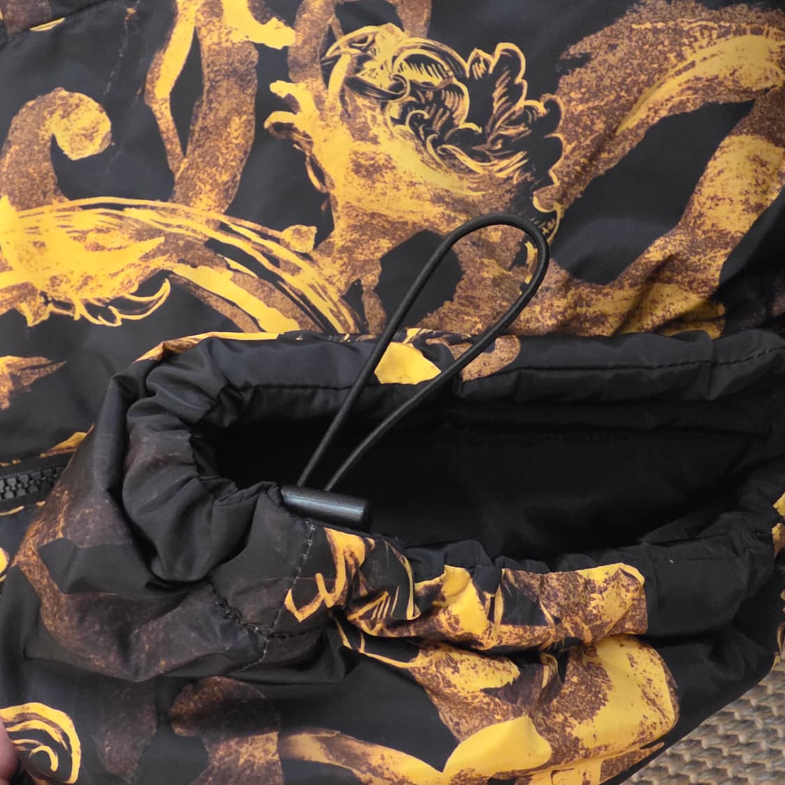 VERSACE 베르사체 리버시블 이탈리안 바로크 파이어 패턴 다운베스트 상품이미지4