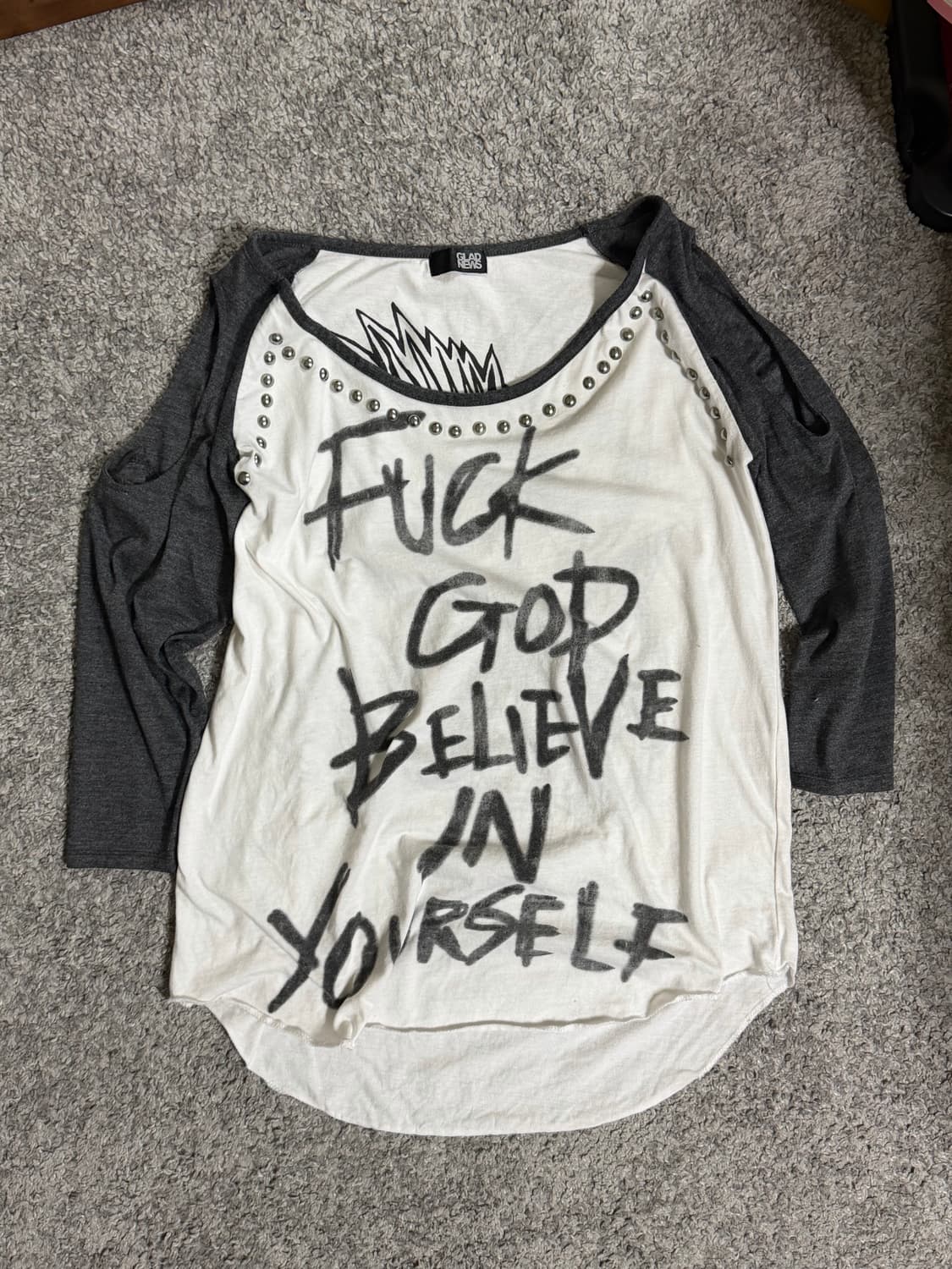 글래드뉴스 스터드 그래픽 티 상품이미지1