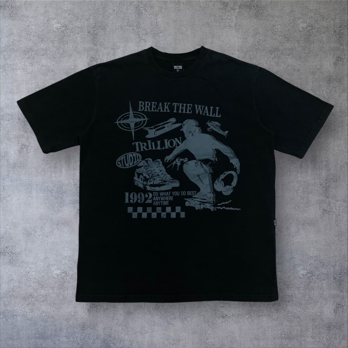 트릴리온 프린팅 빅로고 블랙 반팔티 상품이미지1