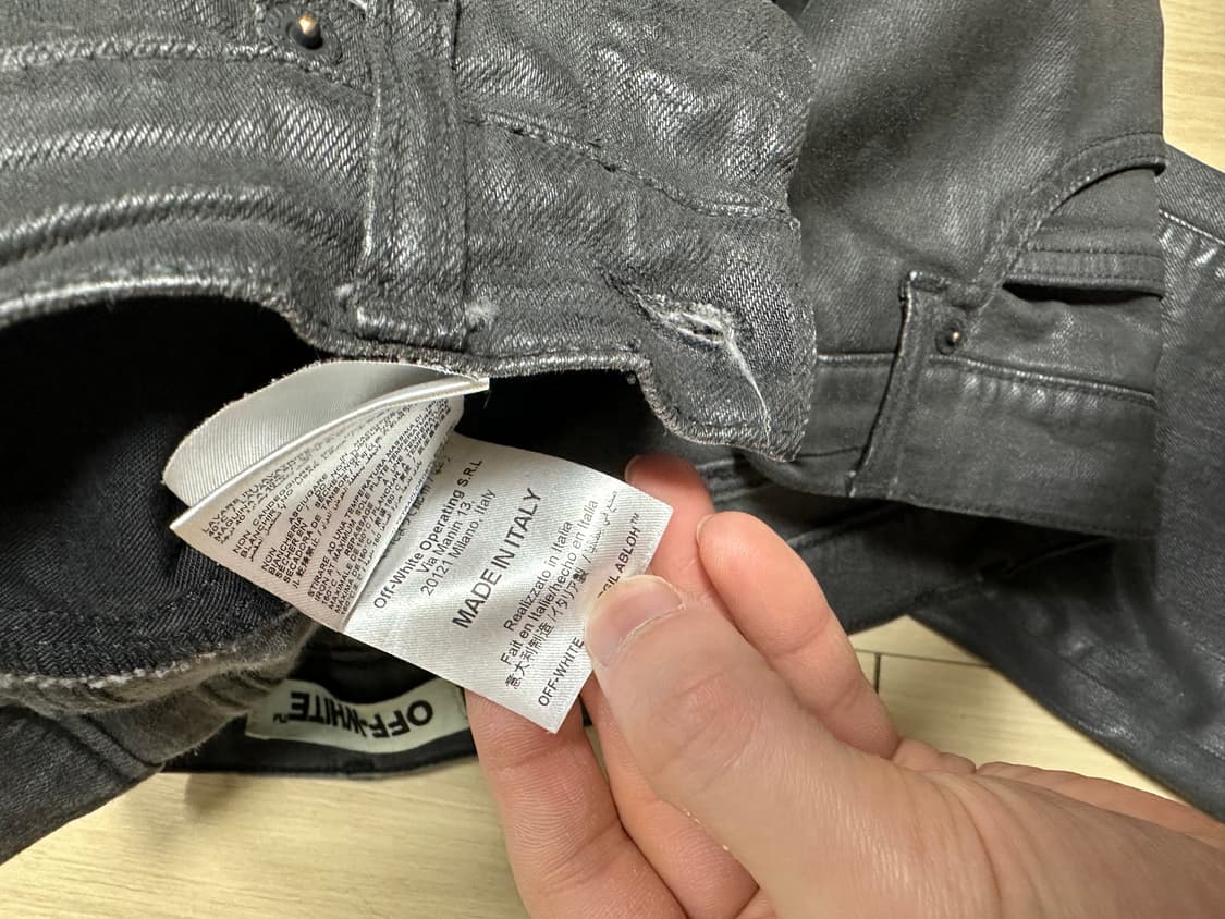 오프화이트 블랙커팅 크롭진 상품이미지5