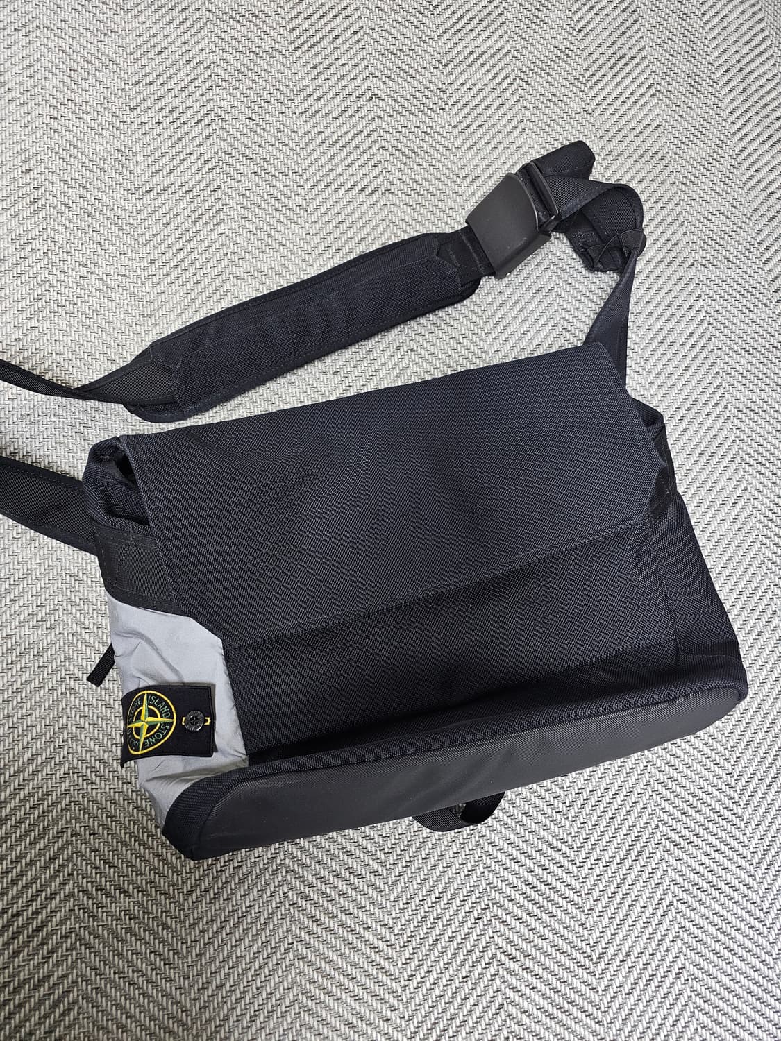 스톤아일랜드 리플렉티브 메신저백 상품이미지1