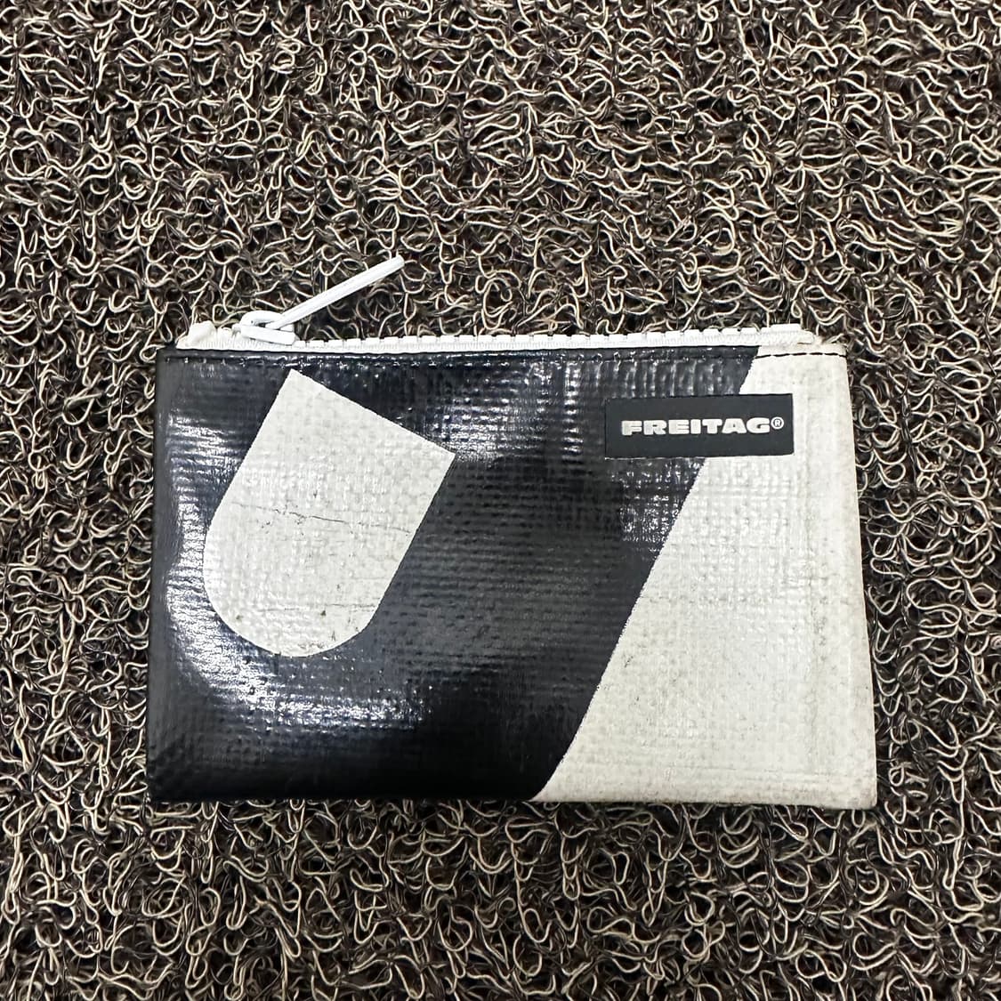 프라이탁 블랙 화이트 카드지갑 상품이미지1