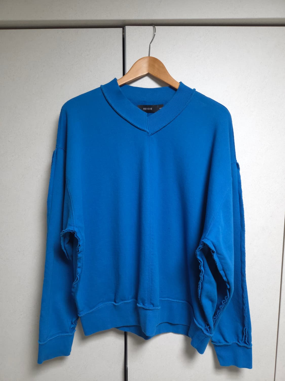 리바이브 revive 코발트블루 맨투맨 상품이미지3