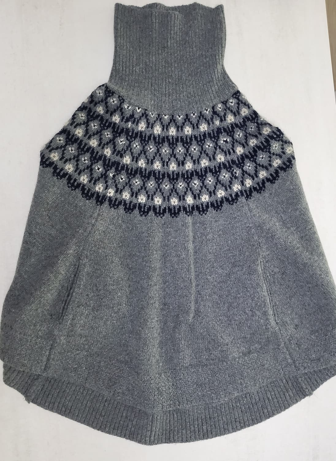 써스데이 아일랜드 터틀넥 망토 케이프 니트 상품이미지1