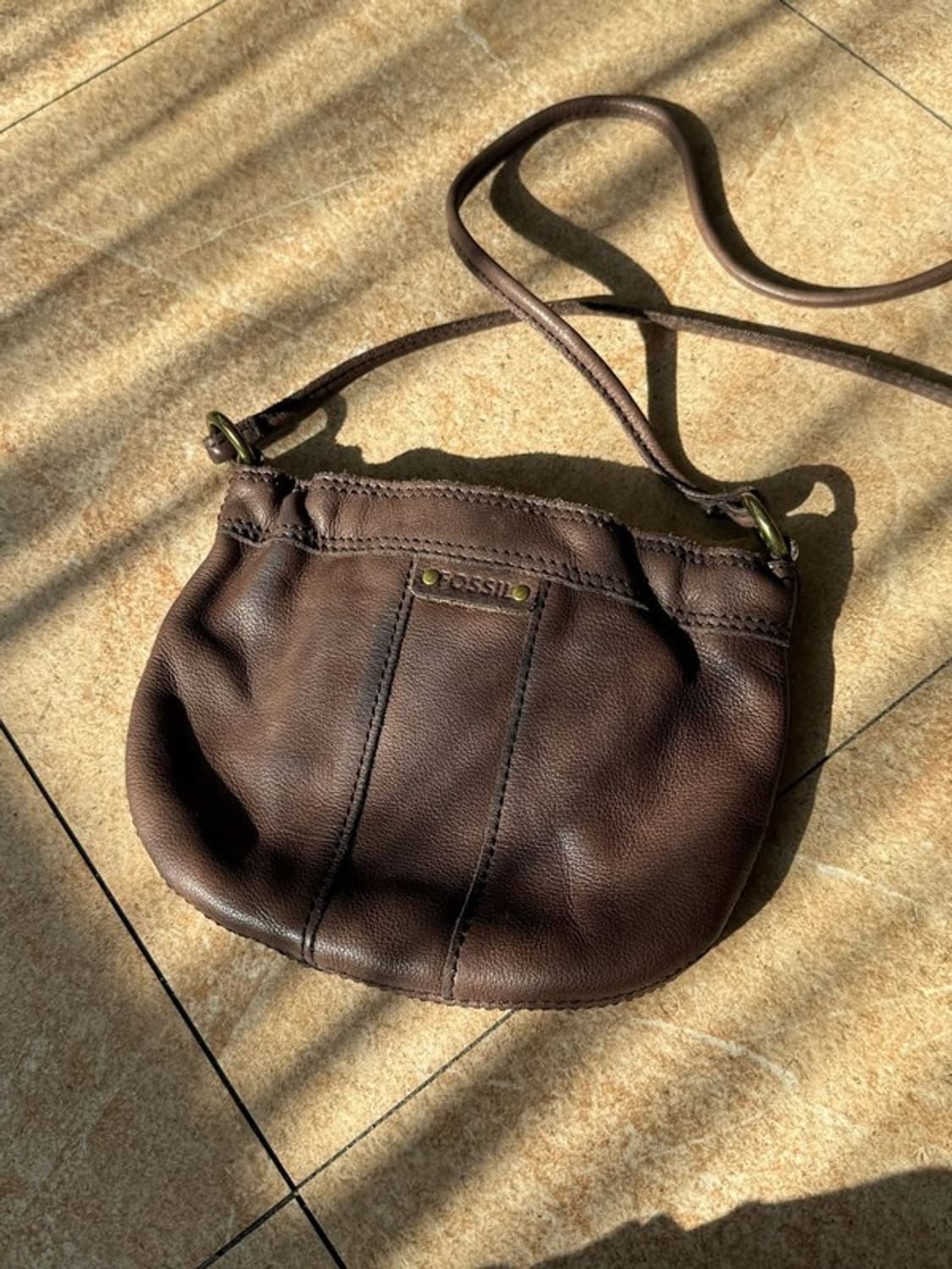 FOSSIL 파슬 빈티지 가죽 금장스터드 버킷크로스백 상품이미지4