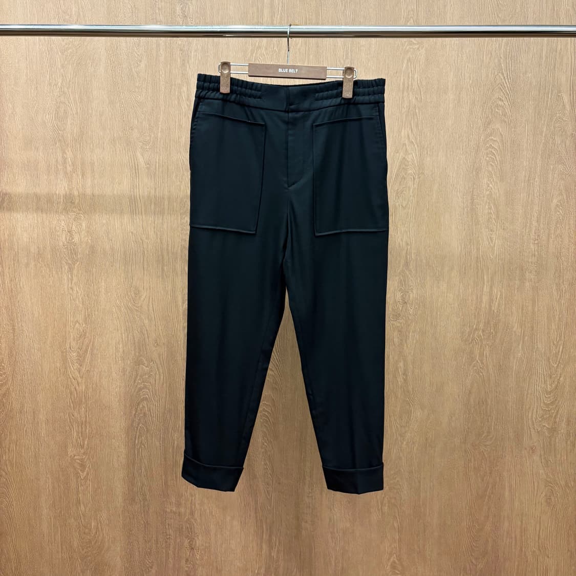 시스템 슬랙스 팬츠 허리 밴딩 사각 포켓 밑단 롤업 마감 디테일 블랙 상품이미지2