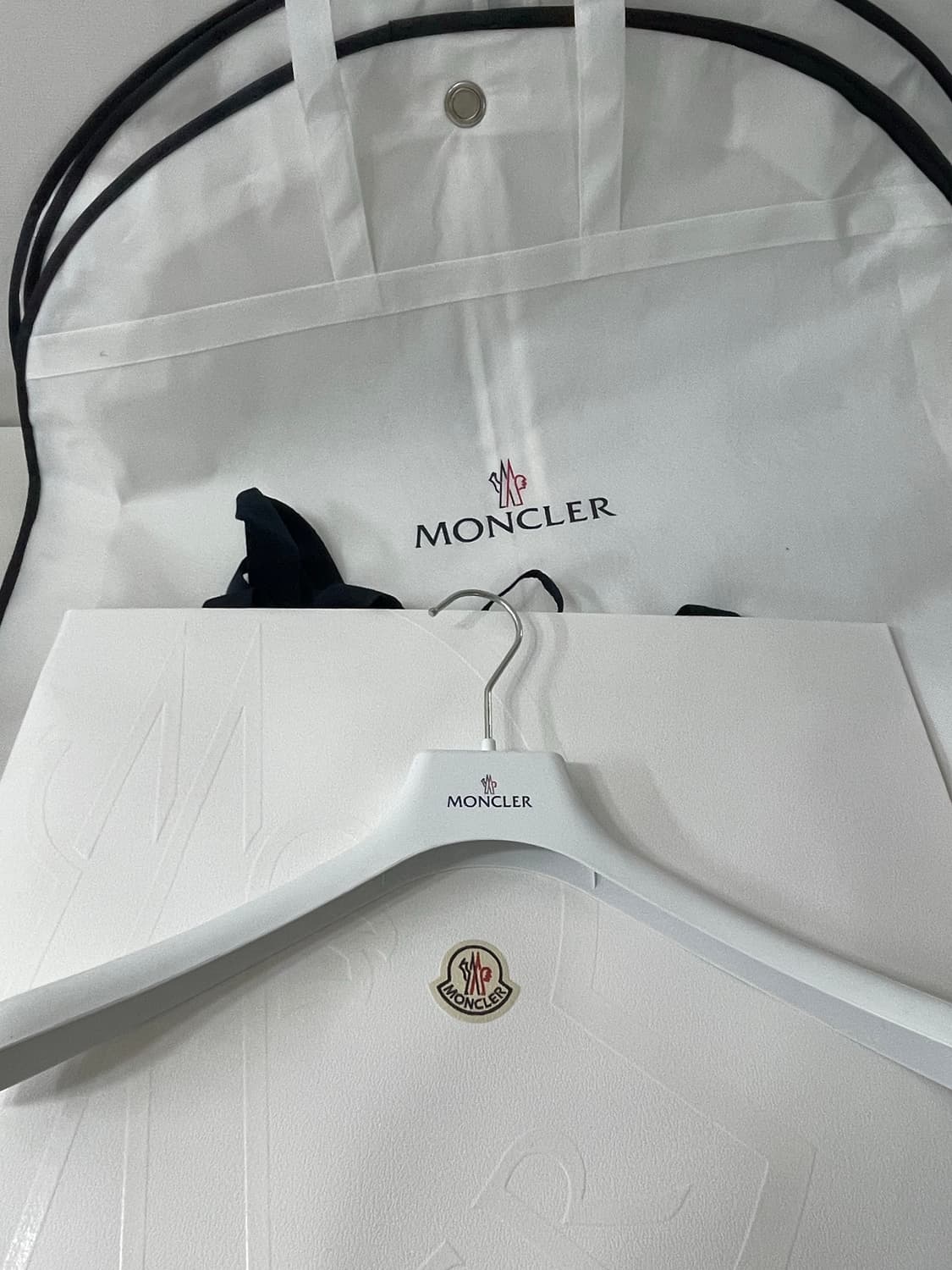 몽클레어 옷걸이+쇼핑백+슈트케이스 상품이미지1