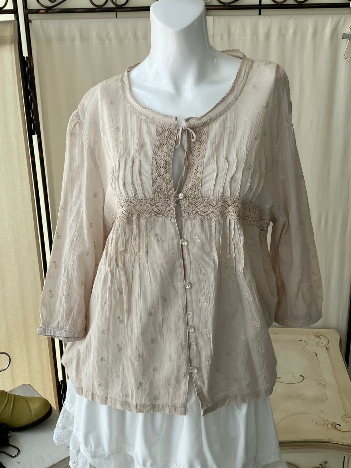flower embroidery crochet pintuck blouse 상품이미지1