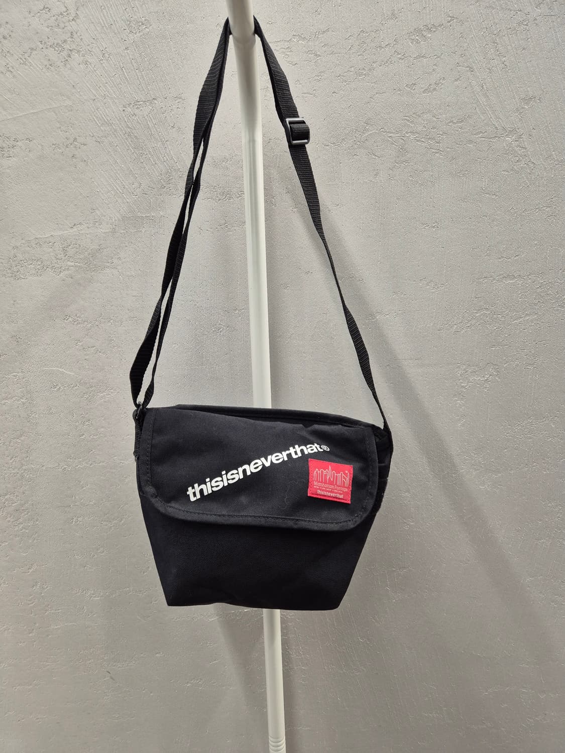 디스이즈네버댓 맨하탄포티지 블랙 크로스백 상품이미지2