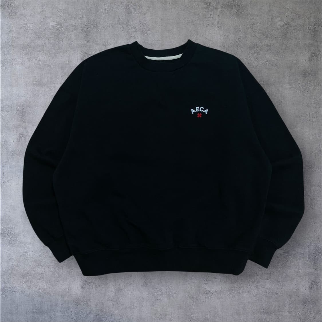 에이카 화이트 스몰 로고 블랙 미니멀 맨투맨 상품이미지1