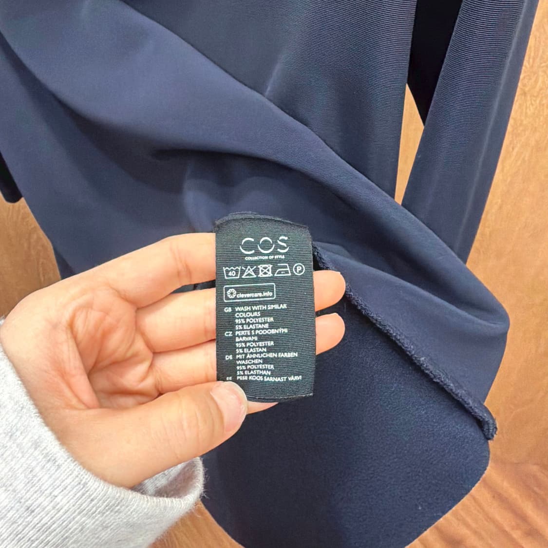 코스 하이넥 롱슬리브 티셔츠 하이로우 밑단 무지 디테일 루즈핏 네이비 상품이미지7