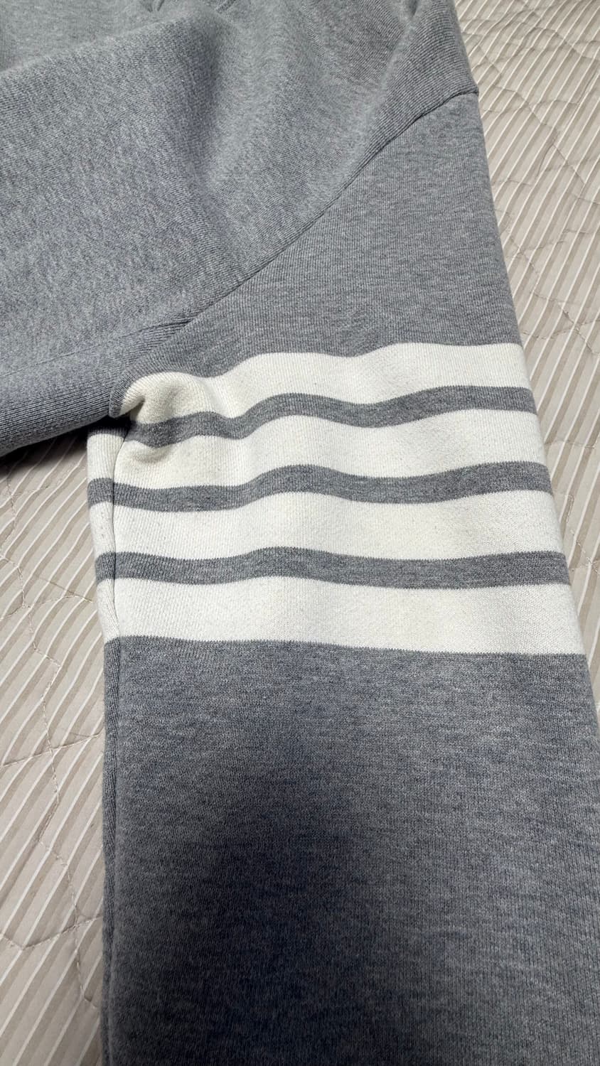 [6] 톰브라운 사선완장 맨투맨 그레이 상품이미지3