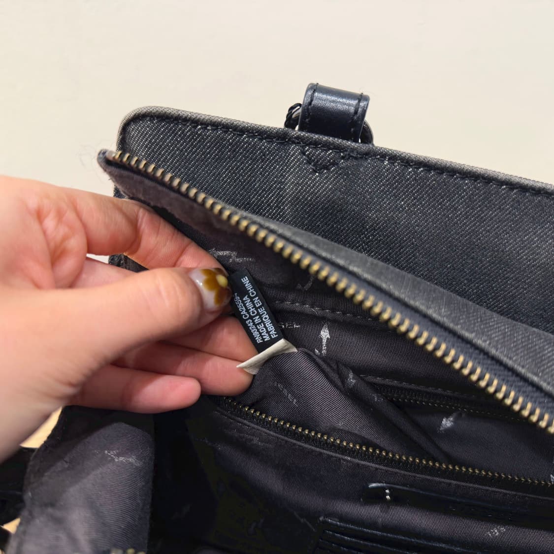 디젤 토트 숄더백 퀼팅 패턴 투웨이 스트랩 지퍼 수납 디테일 블랙 상품이미지7