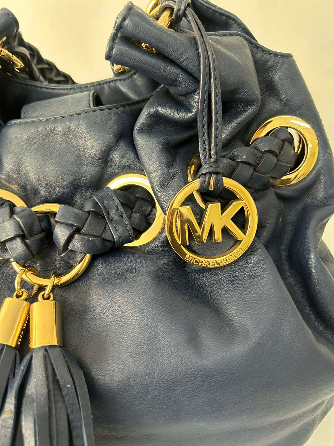 마이클코어스 브레이디드 가죽 테슬 숄더 호보백 상품이미지7