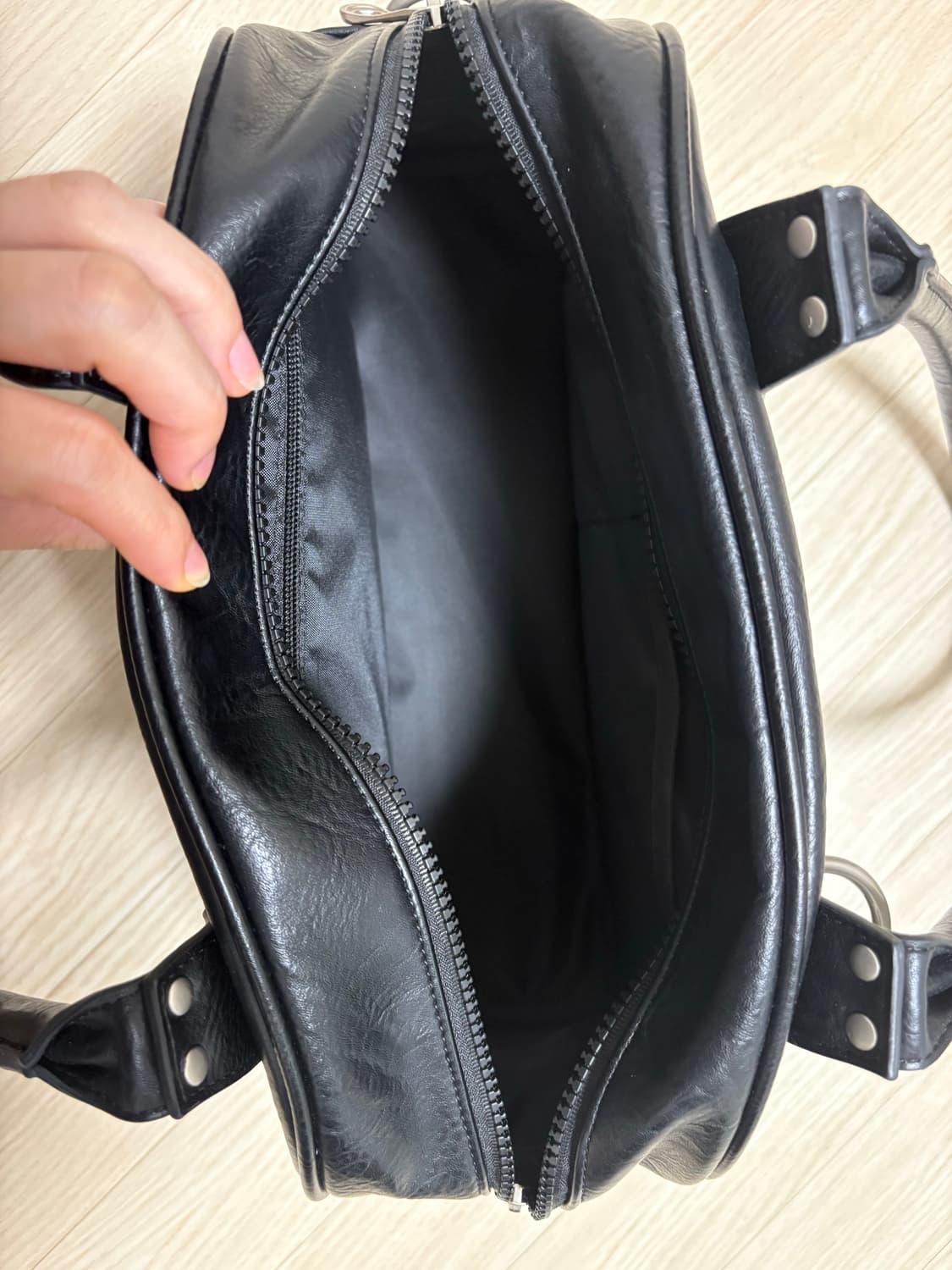 이우가마카라스 스터드 레더 보울링 백 상품이미지4