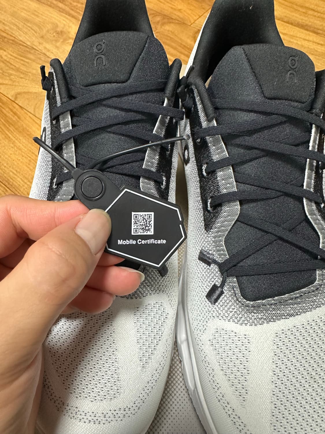 온 러닝 클라우드틸트 블랙 아이보리 275(EU43) 상품이미지7