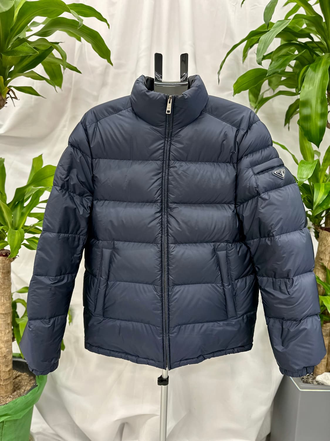 프라다 트라이앵글 패딩 네이비 52 상품이미지1