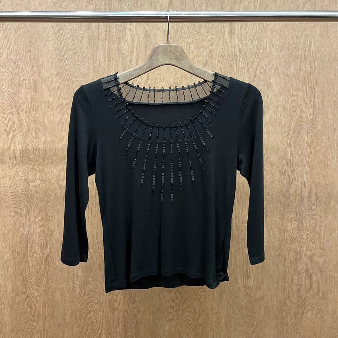 랑방 컬렉션 7부 블라우스 스퀘어넥 비즈 자수 디테일 슬림핏 블랙 상품이미지2