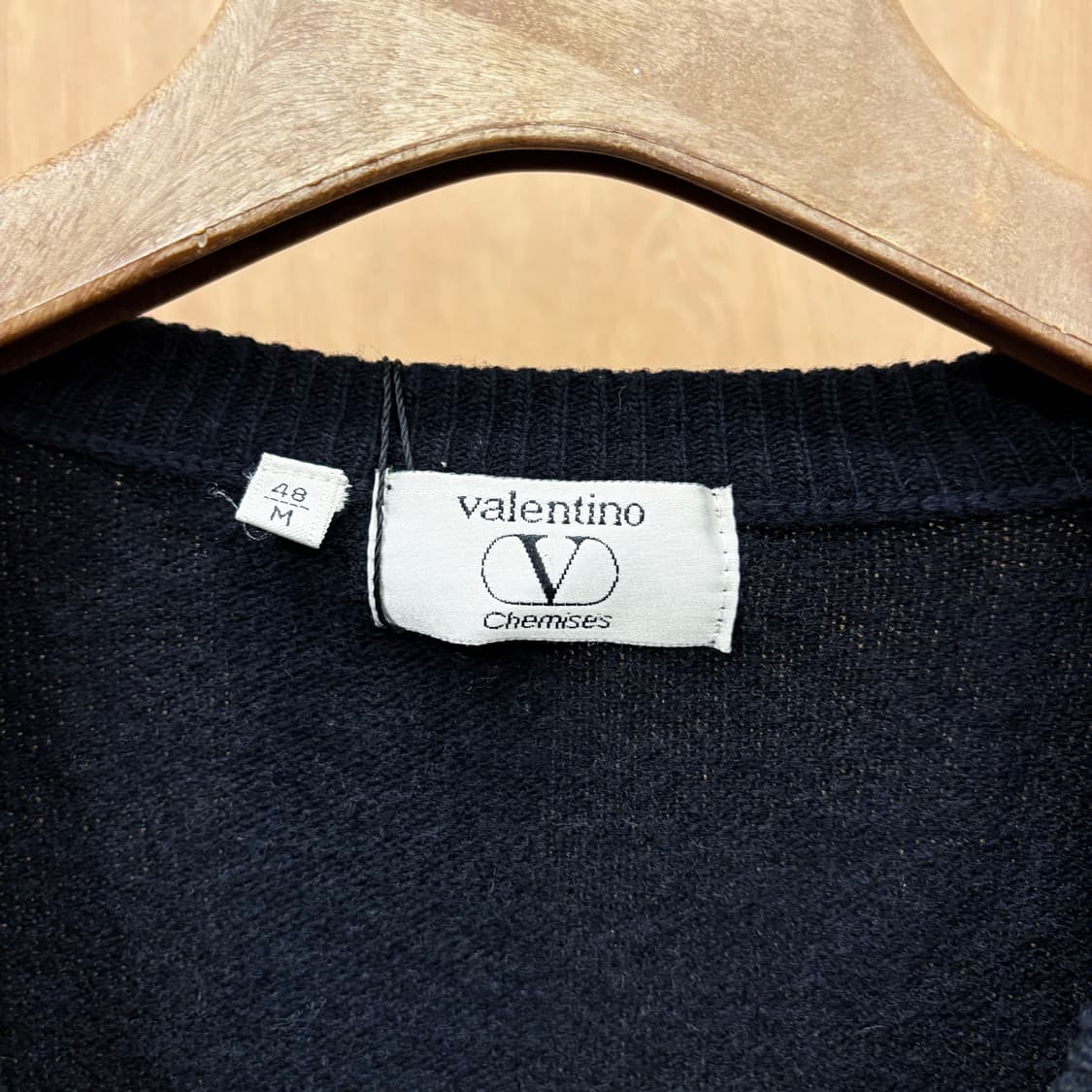 발렌티노 딥 브이넥 긴팔 울 니트 클래식 로고 자수 리브 디테일 블랙 상품이미지7