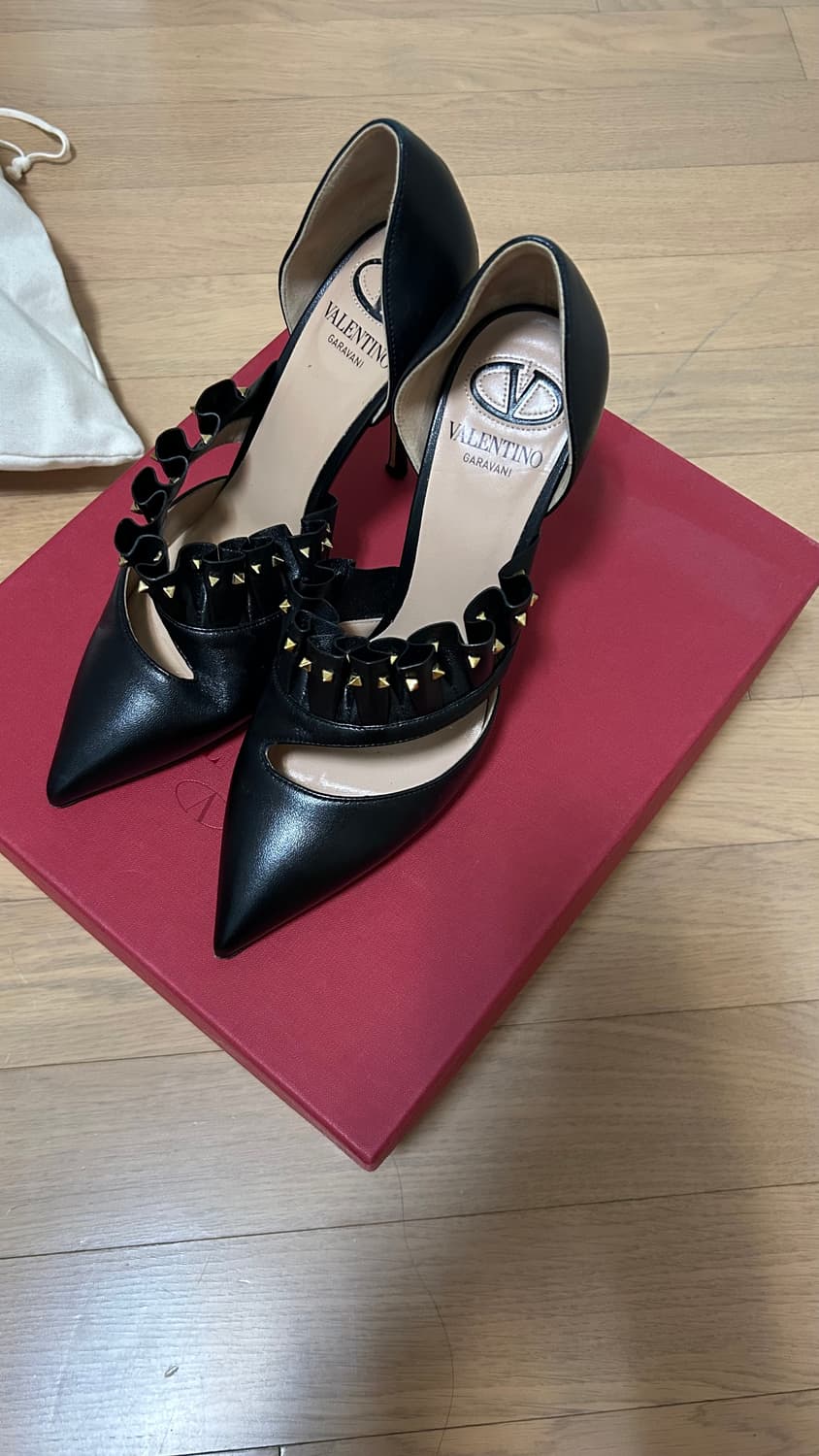 발렌티노(Valentino Garavani) Very V 블랙 레더 펌프 상품이미지3