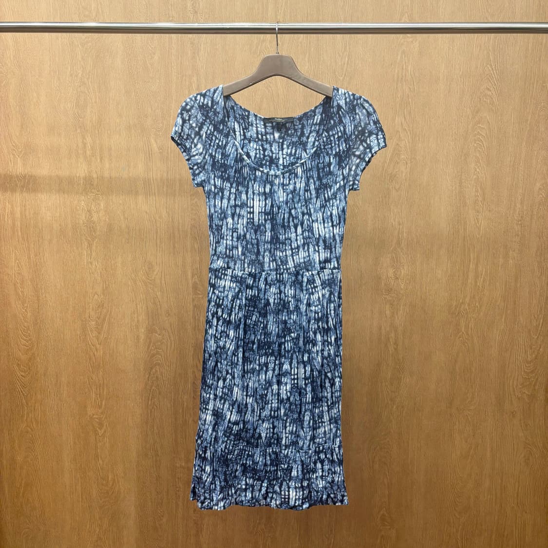 막스마라 위켄드 라운드넥 원피스 브러쉬 패턴 하단 티어드 디테일 블루 상품이미지2