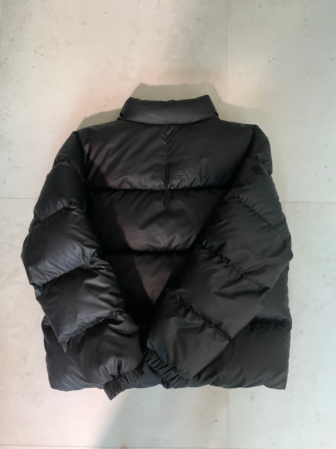 데상트 숏 푸퍼 다운레더자켓 숏패딩 상품이미지2