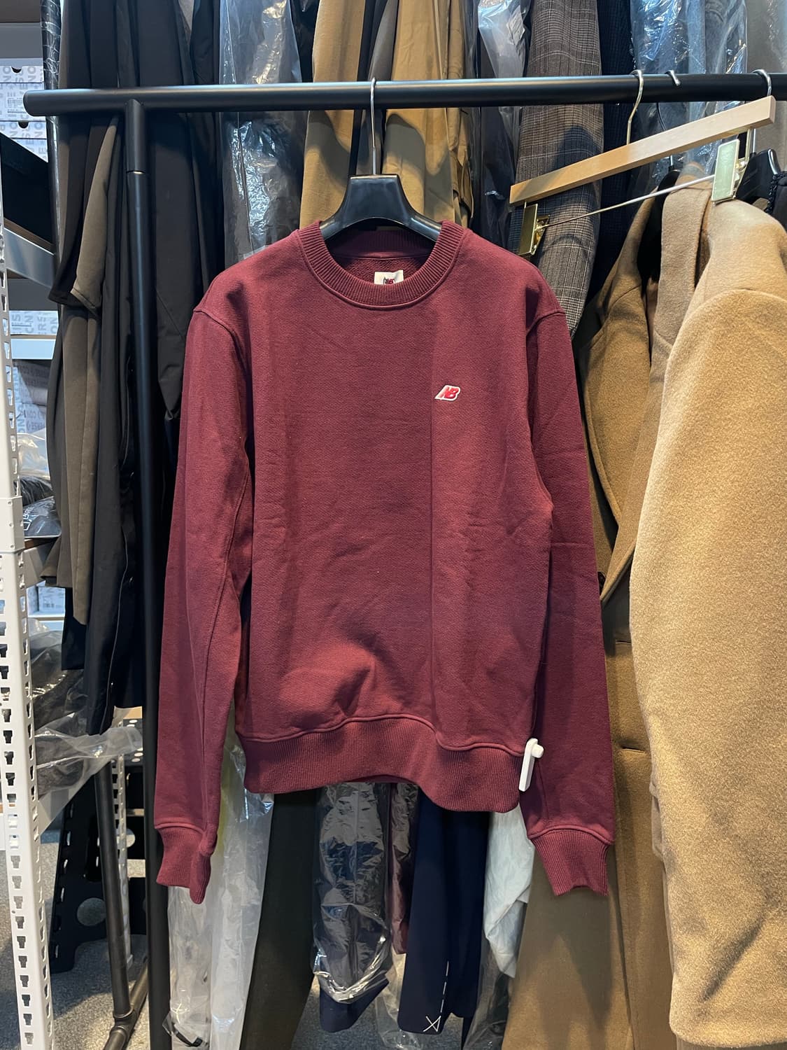 (정품/새상품) BALANCE 뉴발란스 공용 버건디 자수 로고 맨투맨 상품이미지1