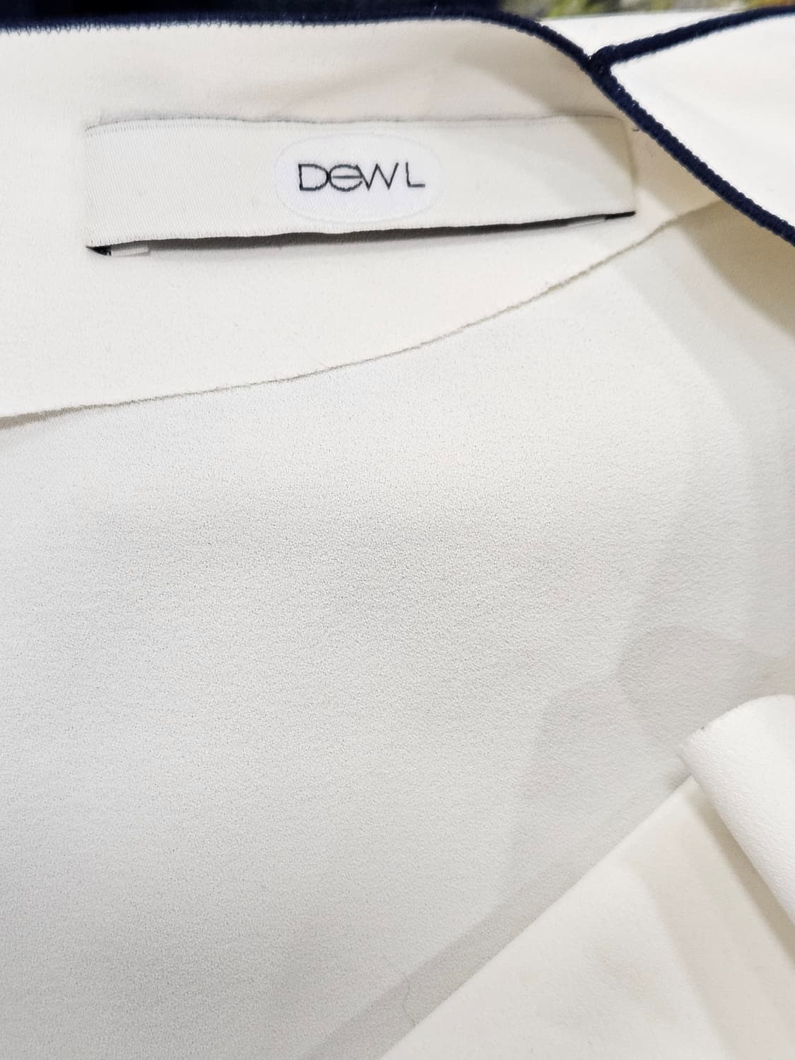 듀엘(DEWL) 브이넥 선파이핑 블라우스, 아이보리 상품이미지3