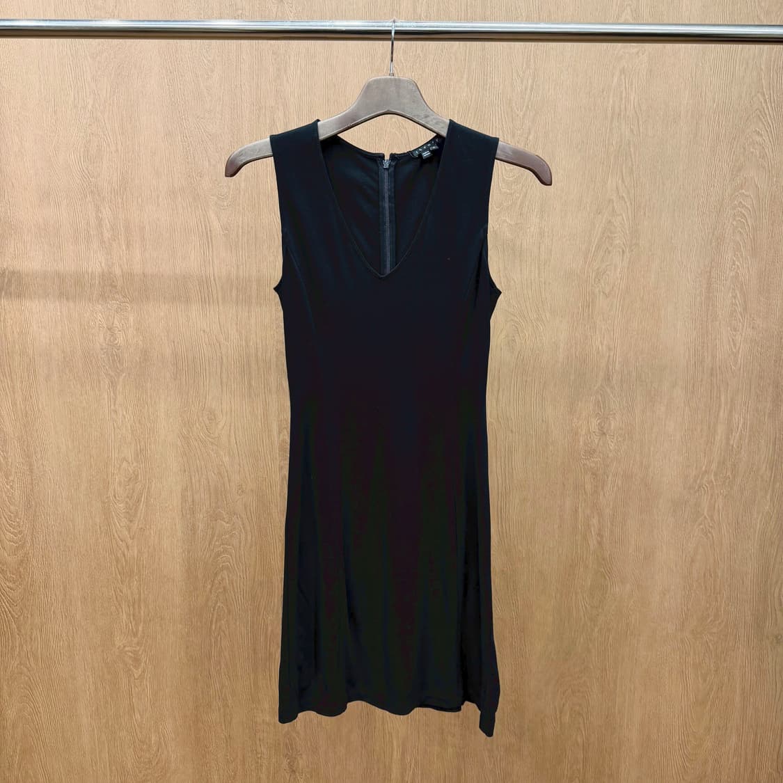 띠어리 딥 브이넥 슬리브리스 원피스 세미 플레어 실루엣 디테일 블랙 상품이미지2