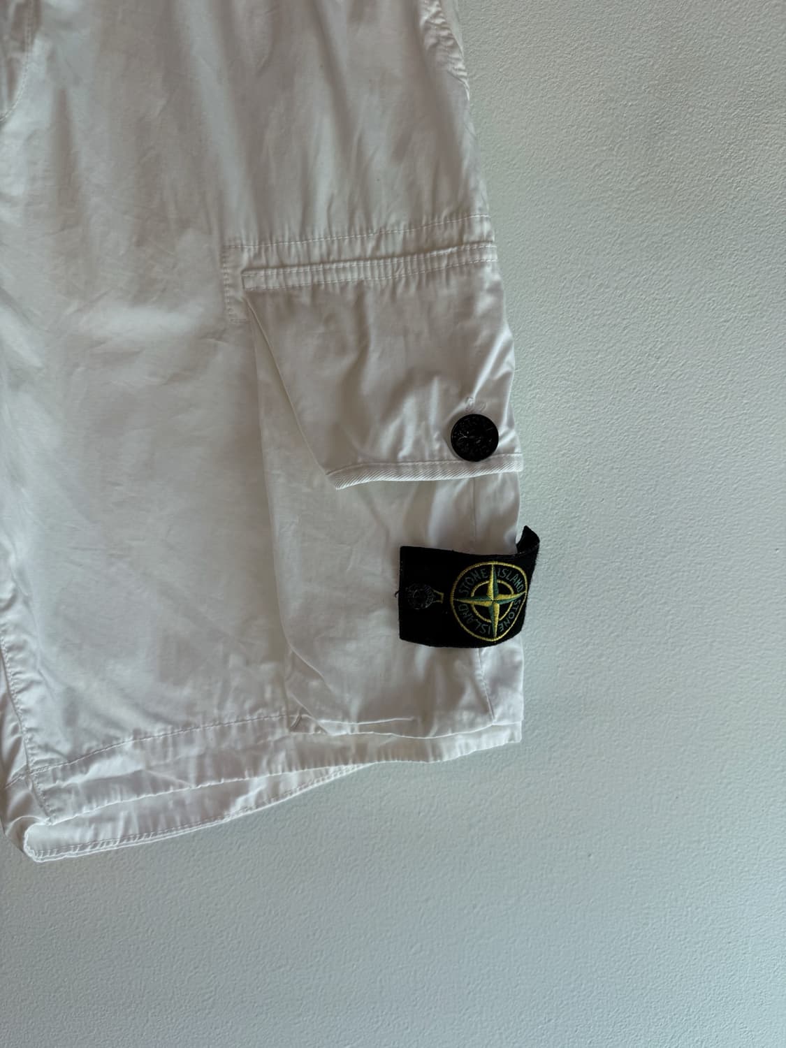 Stone island 스톤아일랜드 와펜 화이트 카고 쇼츠 상품이미지3