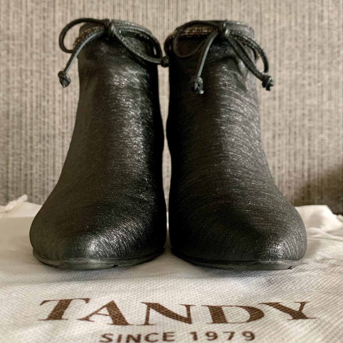 탠디 TANDY 앵클 부츠 메탈릭 블랙 리본 장식 부티 구두 235 상품이미지2