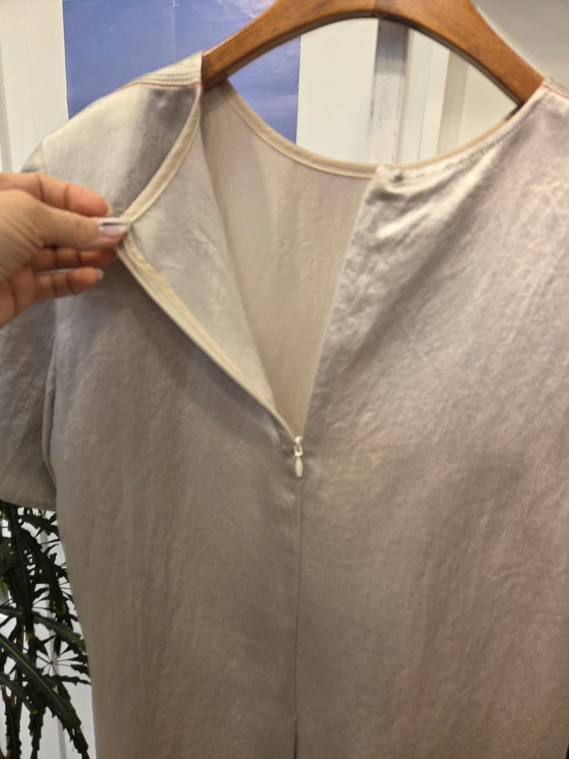 TIME 타임 글로시 새틴 블라우스  티셔츠 상품이미지8