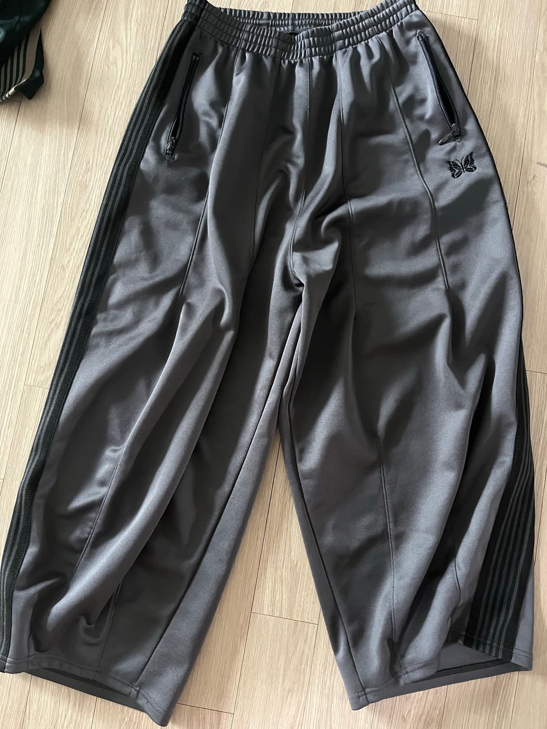 니들스 hd 트랙팬츠 xs 차콜 상품이미지1