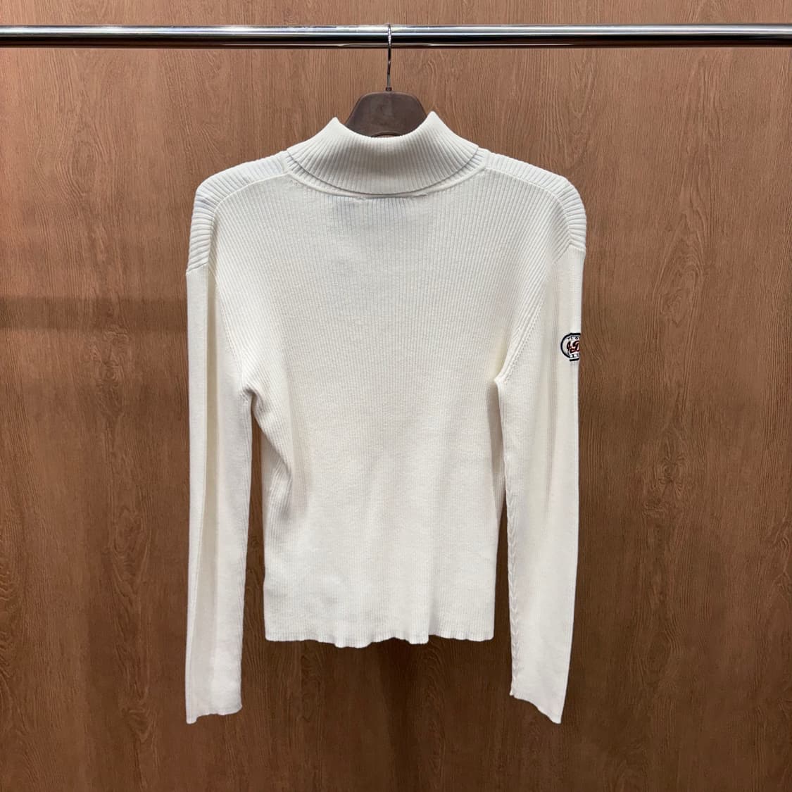 할리데이비슨 슬림핏 모크넥 긴팔 골지 니트 로고 자수 디테일 아이보리 상품이미지3