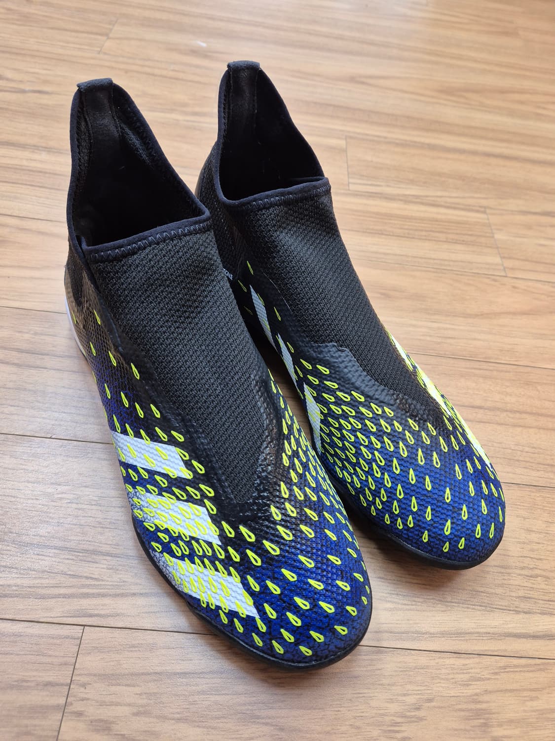 아디다스 프레데터 Freak.3 풋살화 260mm 판매합니다. 
쨍한 파 상품이미지1