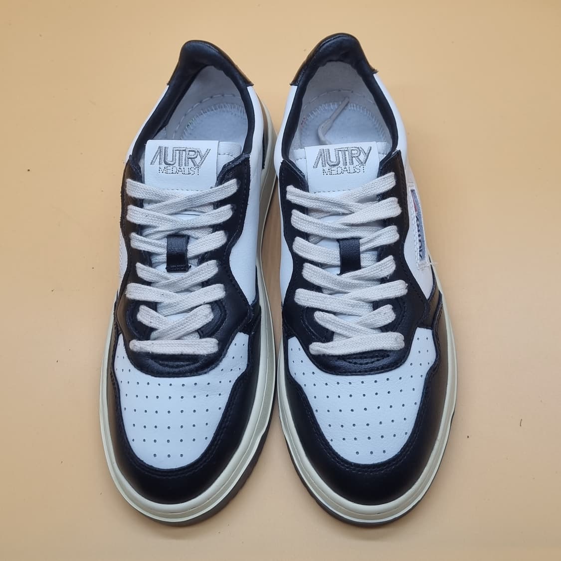 오트리 메달리스트 로우 레더 범고래 운동화250  상품이미지2