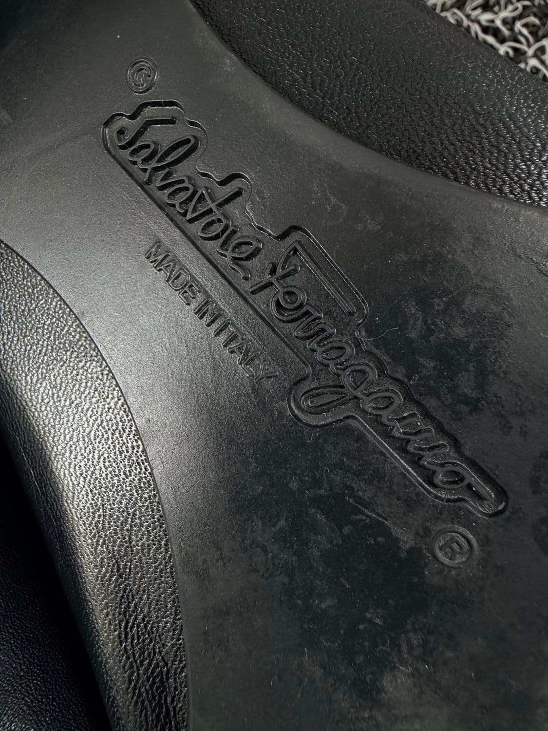 페라가모 남성 간치니 비트 가죽 로퍼 (블랙) 상품이미지6