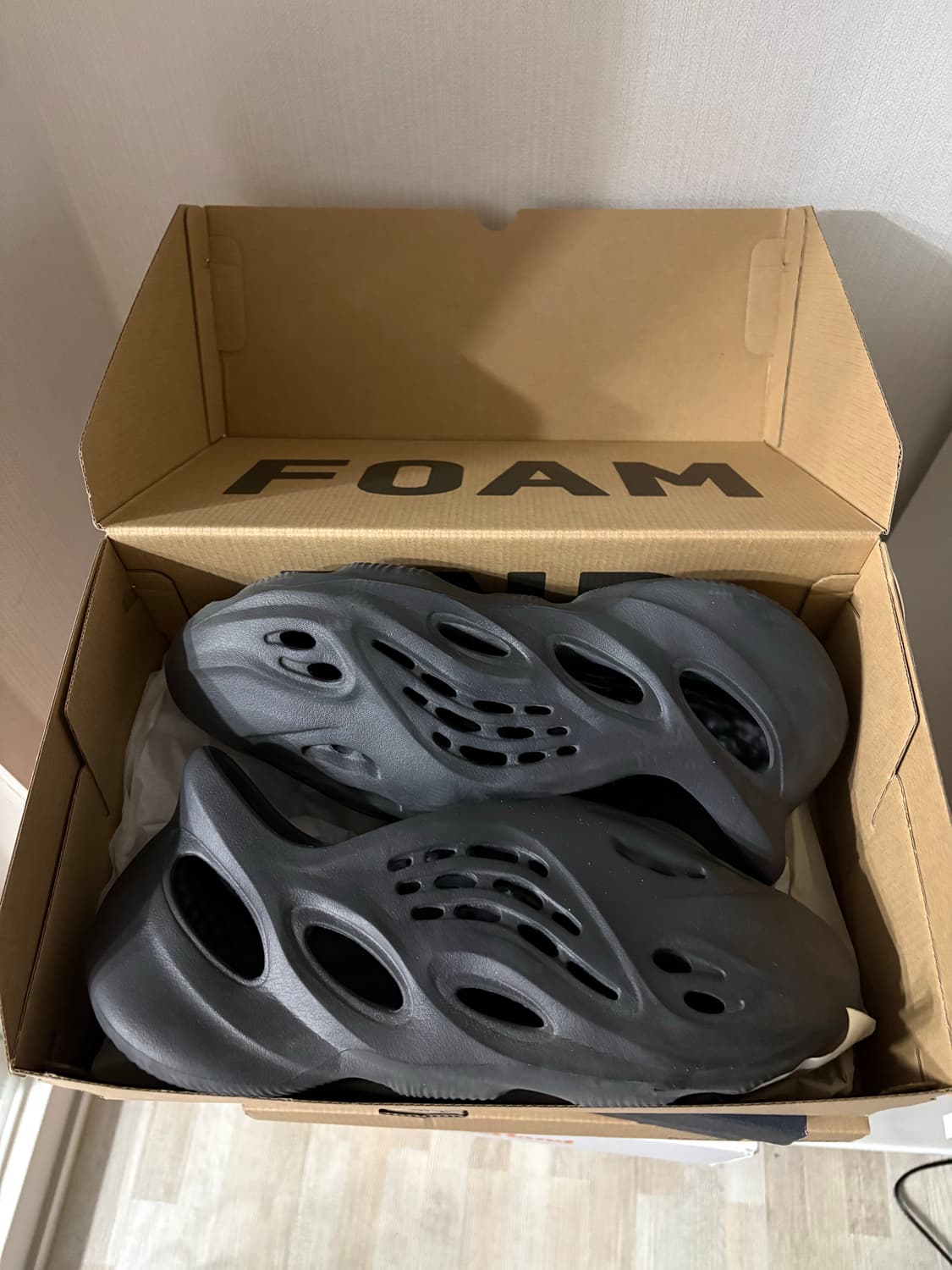 이지폼러너 | Adidas Yeezy Foam RNNR Onyx 상품이미지1