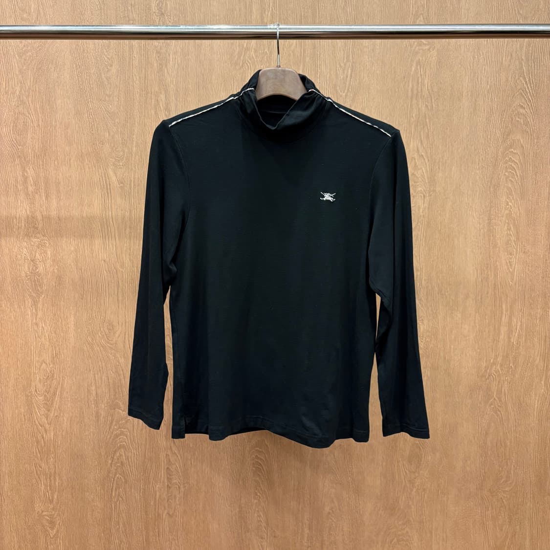 버버리 모크넥 긴팔 티셔츠 로고 자수 체크 라인 디테일 슬림핏 블랙 상품이미지2