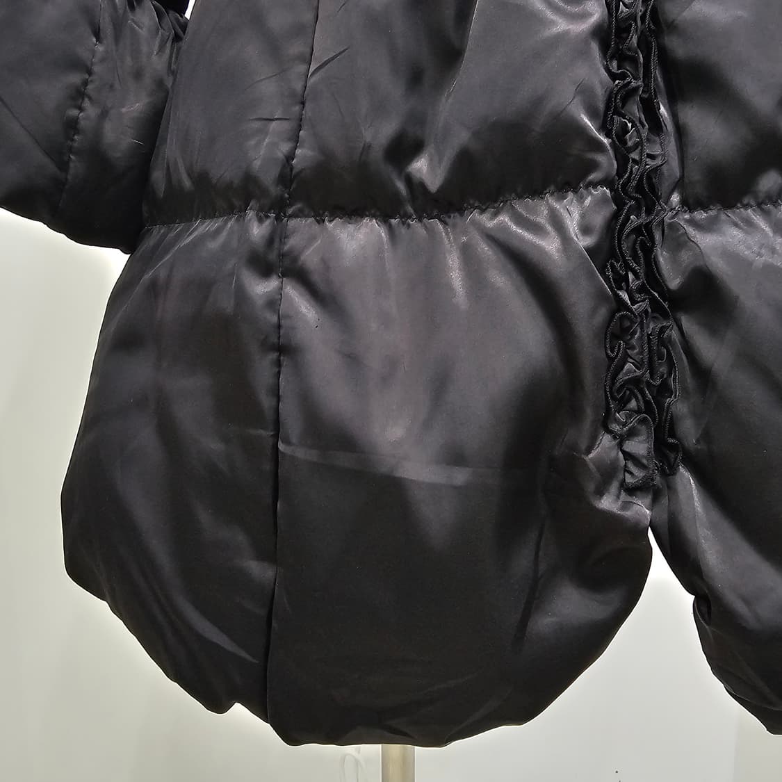 프릴 다운 블랙 여성 패딩 코트 상품이미지7