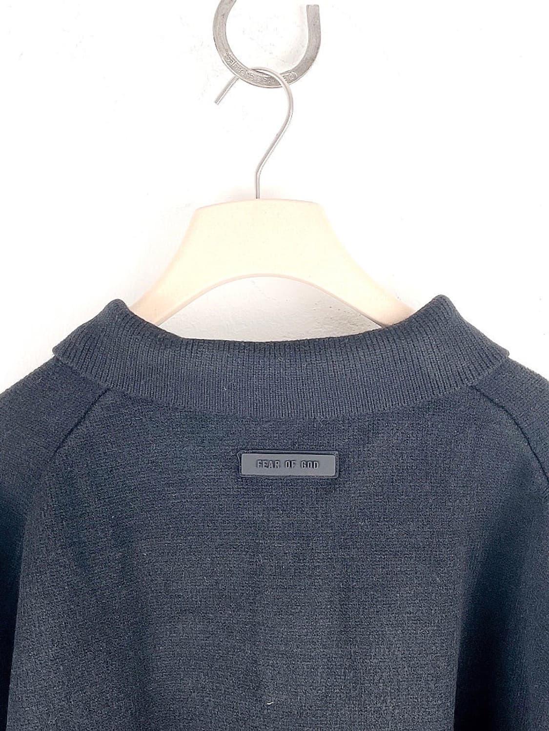 (정품/새상품) 에센셜 피어오브갓 남성 제트 블랙 폴로 카라 니트 상품이미지4