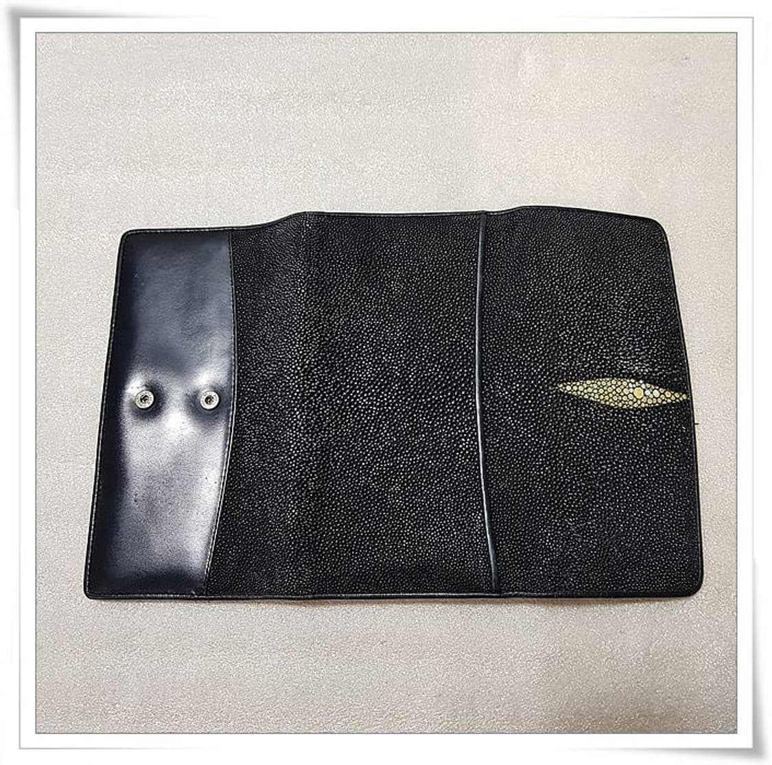 mittso 브랜드의 블랙 가오리 가죽 장지갑 상품이미지8