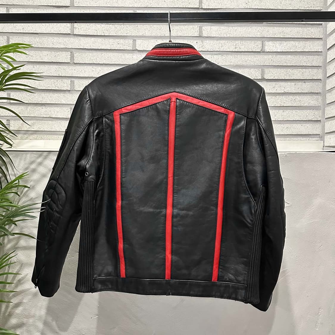 쇼트 가죽 레더 모터사이클 자켓 레드 파이핑 하이넥 멀티포켓 디테일 블랙 상품이미지3