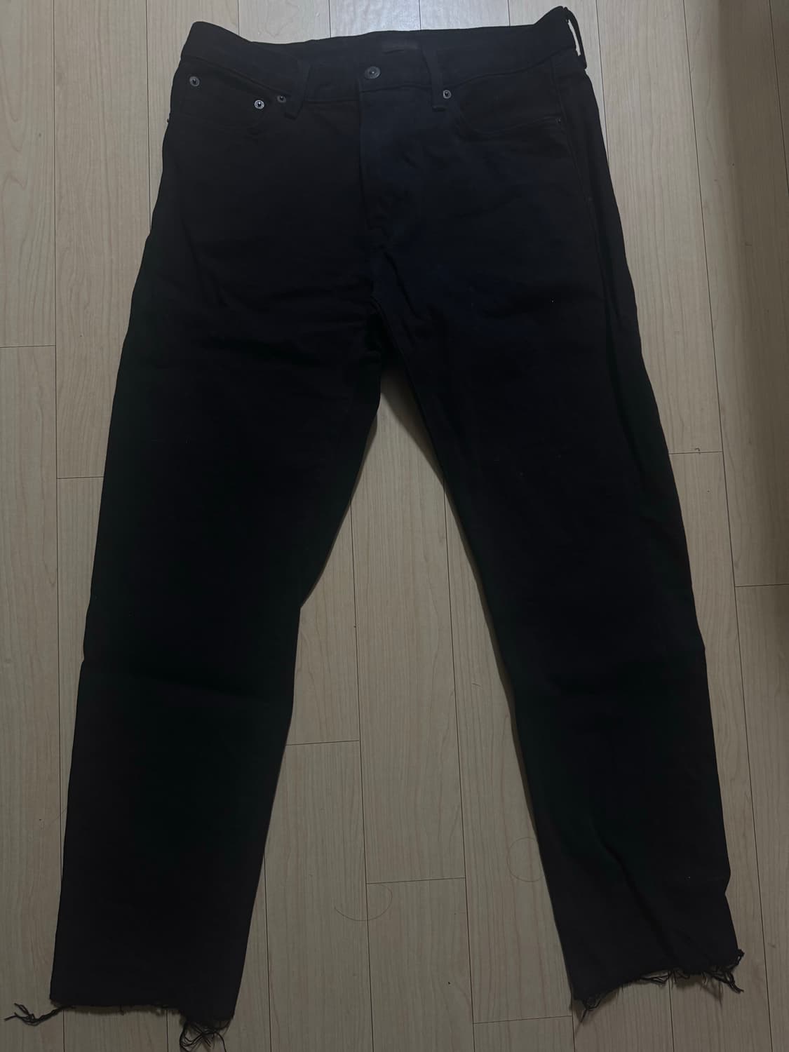 유니클로 슬림핏 셀비지 커팅진 블랙 상품이미지1